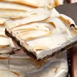 Vegan Indoor Sâmores Bars With Toasted Marshmallow Topping