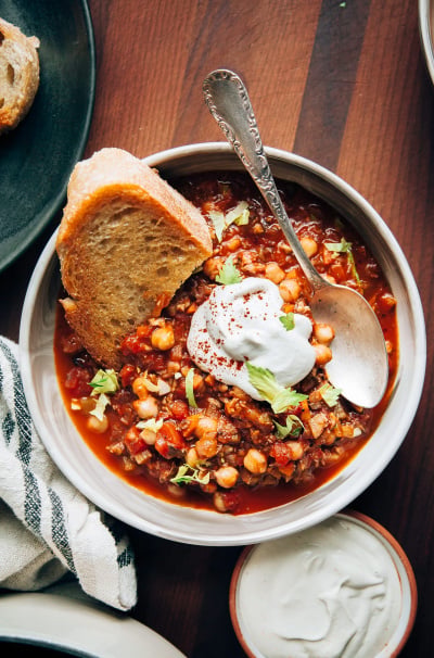 Buffalo Chickpea Chili with Mushrooms