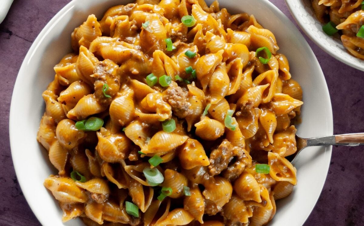 Vegan Cheesy Hamburger Pasta