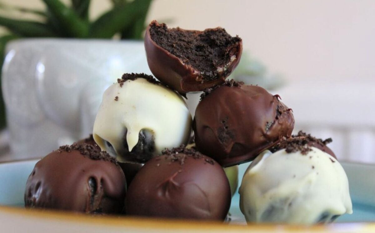 How To Make These 3-Ingredient Vegan Oreo Balls