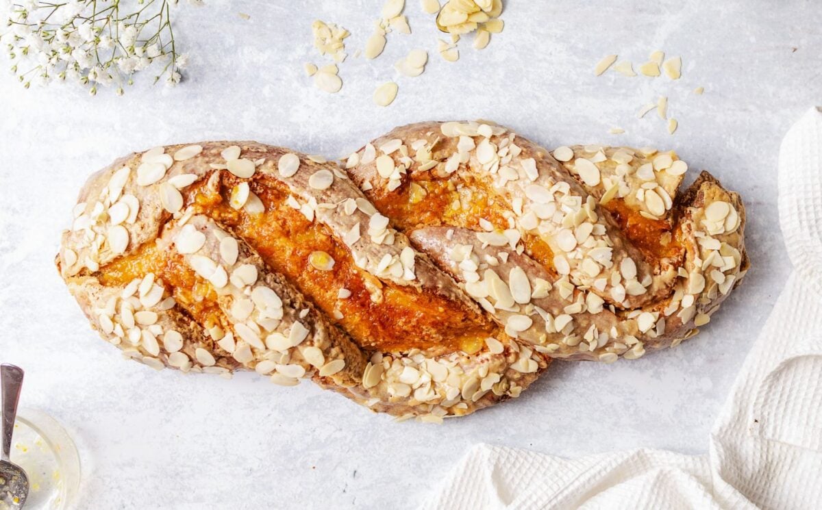How To Make This Vegan Easter Plait