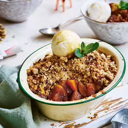 Cinnamon-Spiced Vegan Apple Crumble Ã la Mode