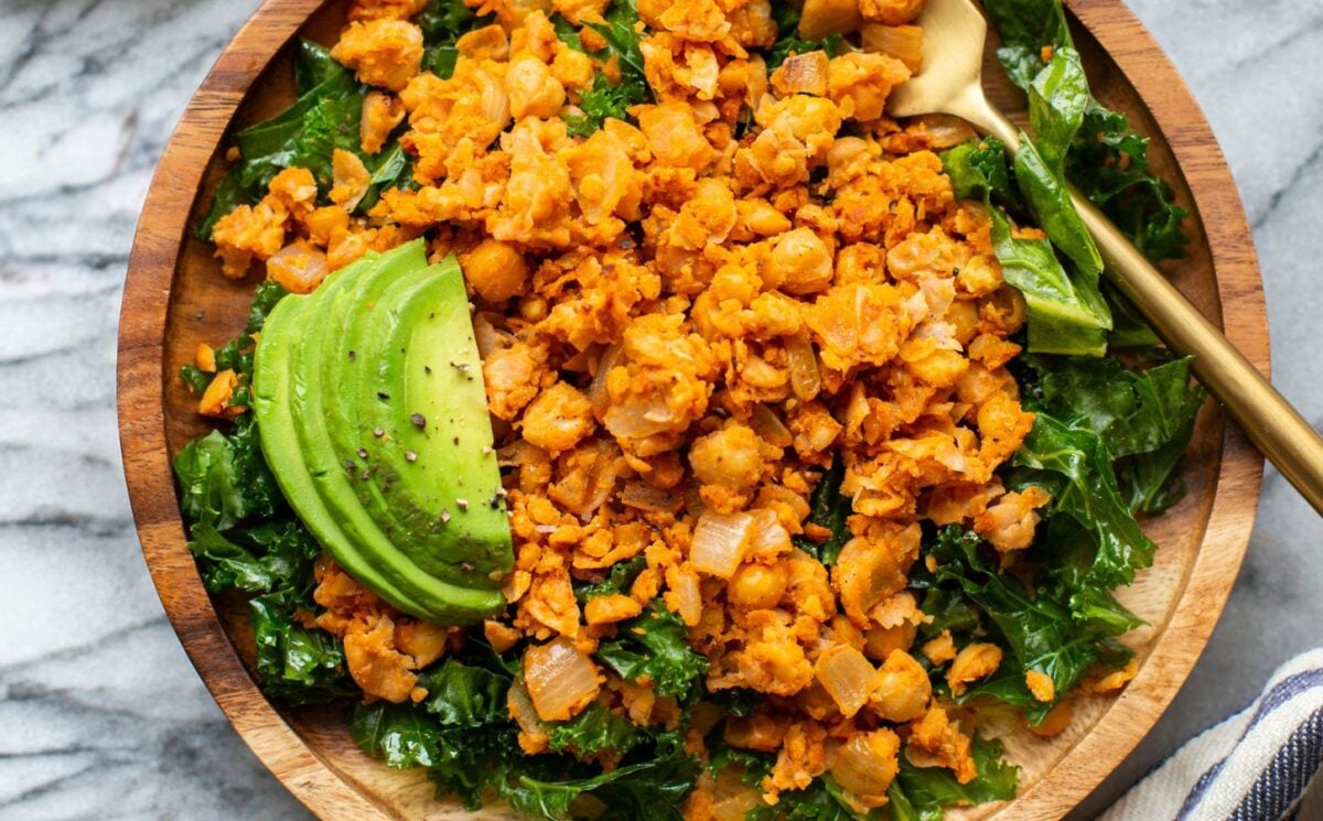 10-Minute Smashed Chickpea Scramble