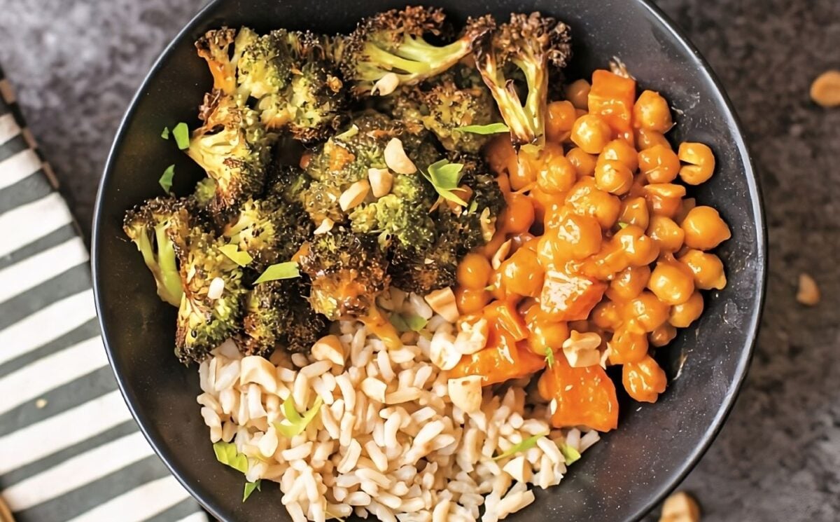 Crunchy Roasted Chickpeas And Veggies With Peanut Sauce