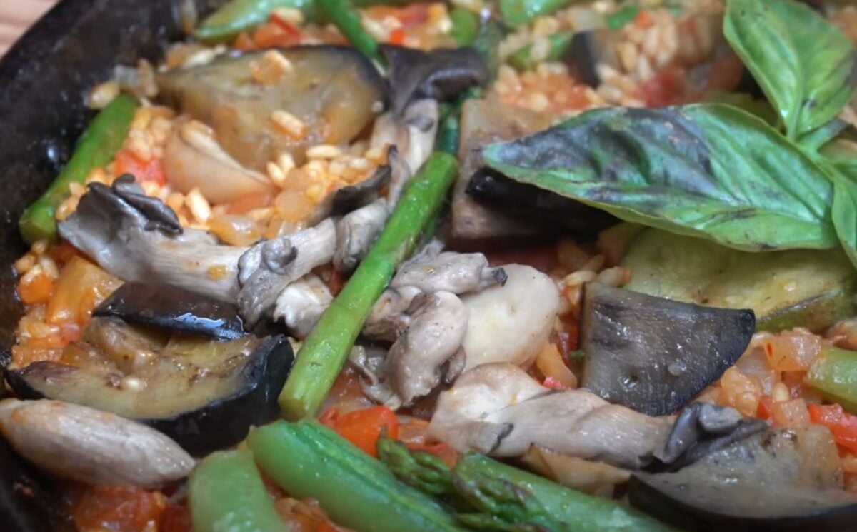This Summer Paella Is A One-Pan Vegan Feast