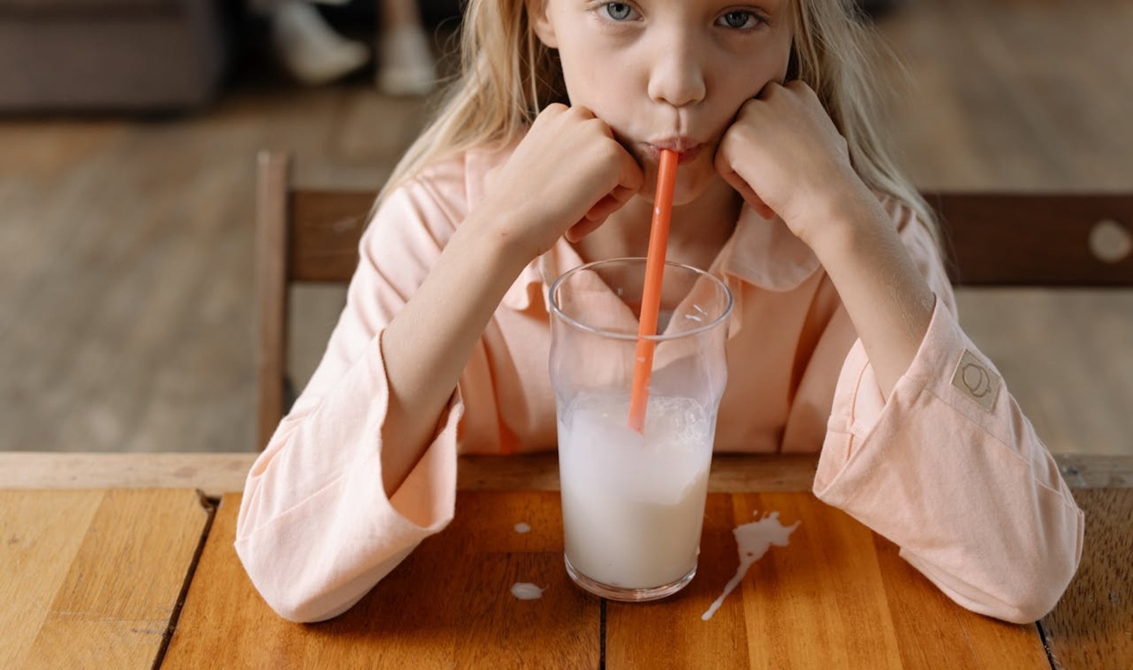 New Research Raises Alarms About Hidden Drug-Resistant Bacteria in Raw Milk