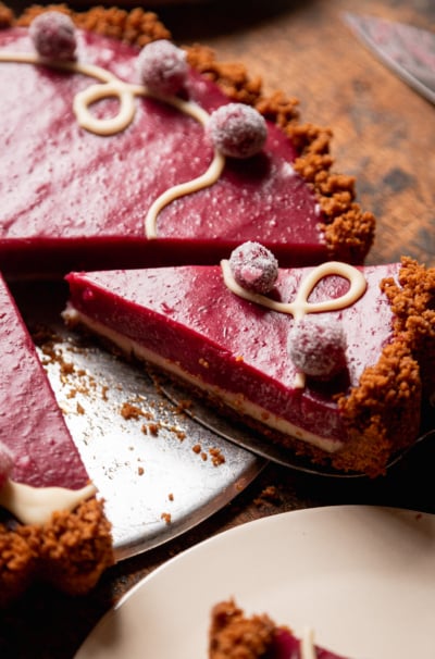 No-Bake Vegan Cranberry Tart with White Chocolate and Biscoff Cookie Crust