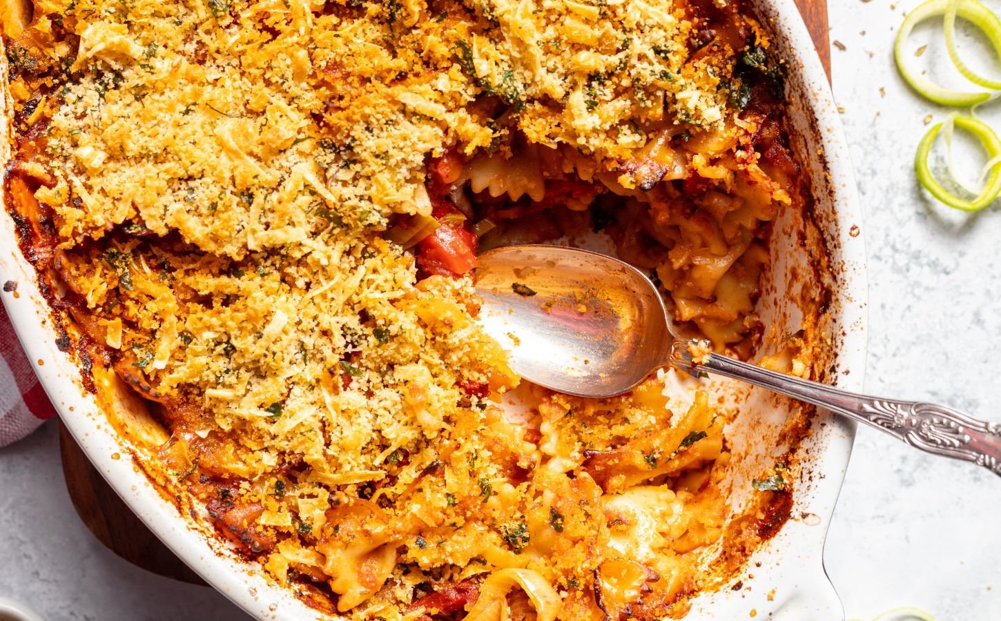 This Cheesy Smoky Leek Pasta Bake Is Completely Vegan