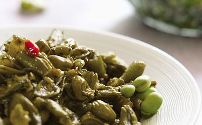 These Garlicky Lebanese Broad Beans Are A Great Vegan Side Dish