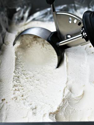 Vegan Vanilla Cheesecake Ice Cream With Caramel Sauce (7 Ingredients!)