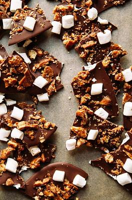 Vegan S’mores Bark with Caramelized Graham Crackers