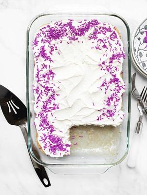 Easy Vegan Vanilla Cake (7 Ingredients!)