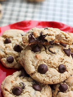 Crispy Vegan Chocolate Chip Cookies