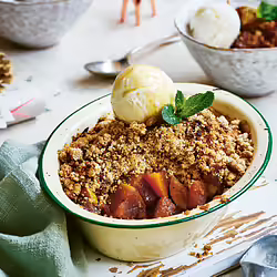 Cinnamon-Spiced Vegan Apple Crumble Ã la Mode
