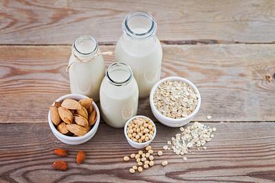 Plant Milk vs Cow’s Milk: What’s the Difference?