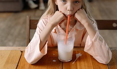 New Research Raises Alarms About Hidden Drug-Resistant Bacteria in Raw Milk