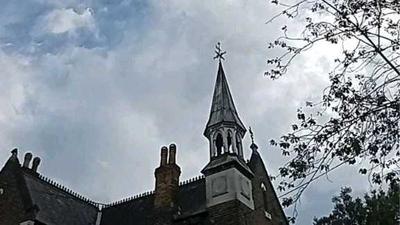 A Twisted Tour of Hidden Hampstead History 🌳👣