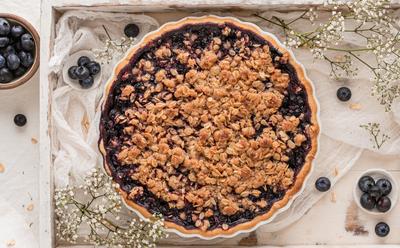 7 Vegan Crumble Desserts With Irresistible Crunchy Toppings