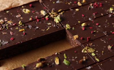 These Chocolate Protein Bars Are Fudgy, Plant-Based, And Packed With Protein